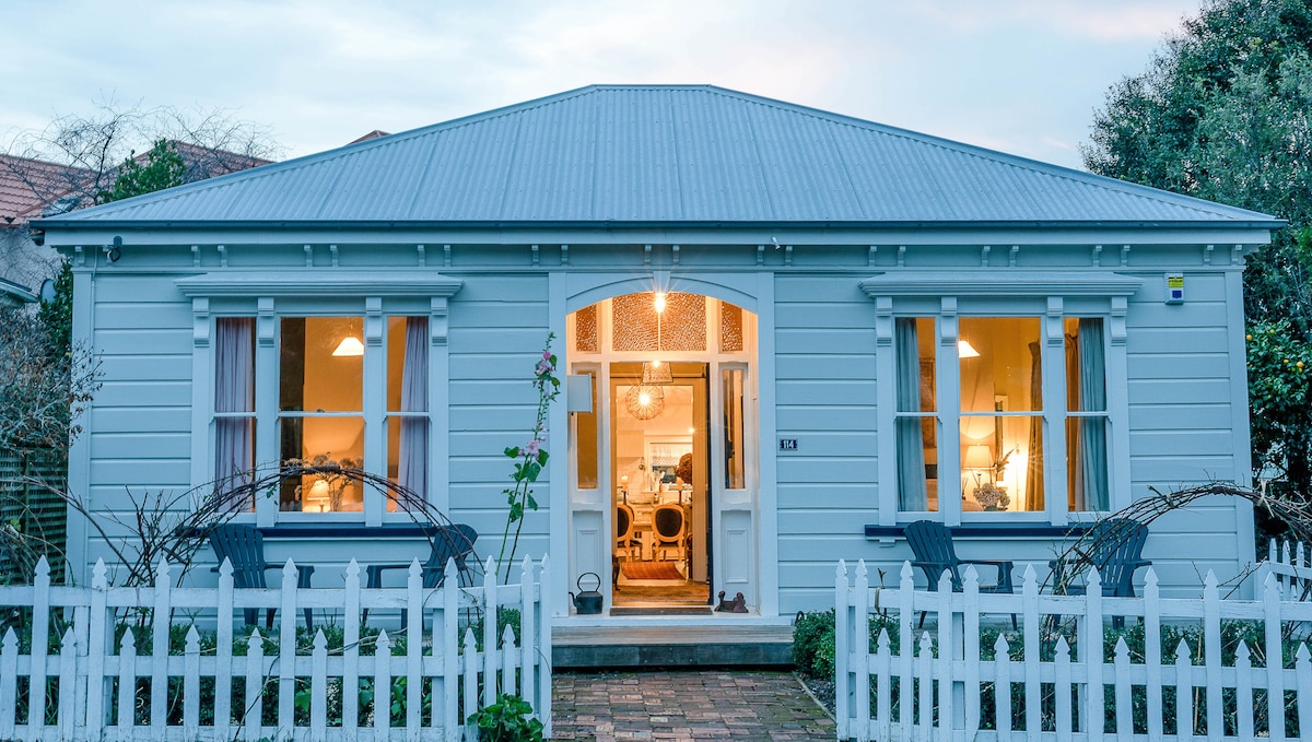 Villa Akaroa - Akaroa Pet Friendly Holiday Home