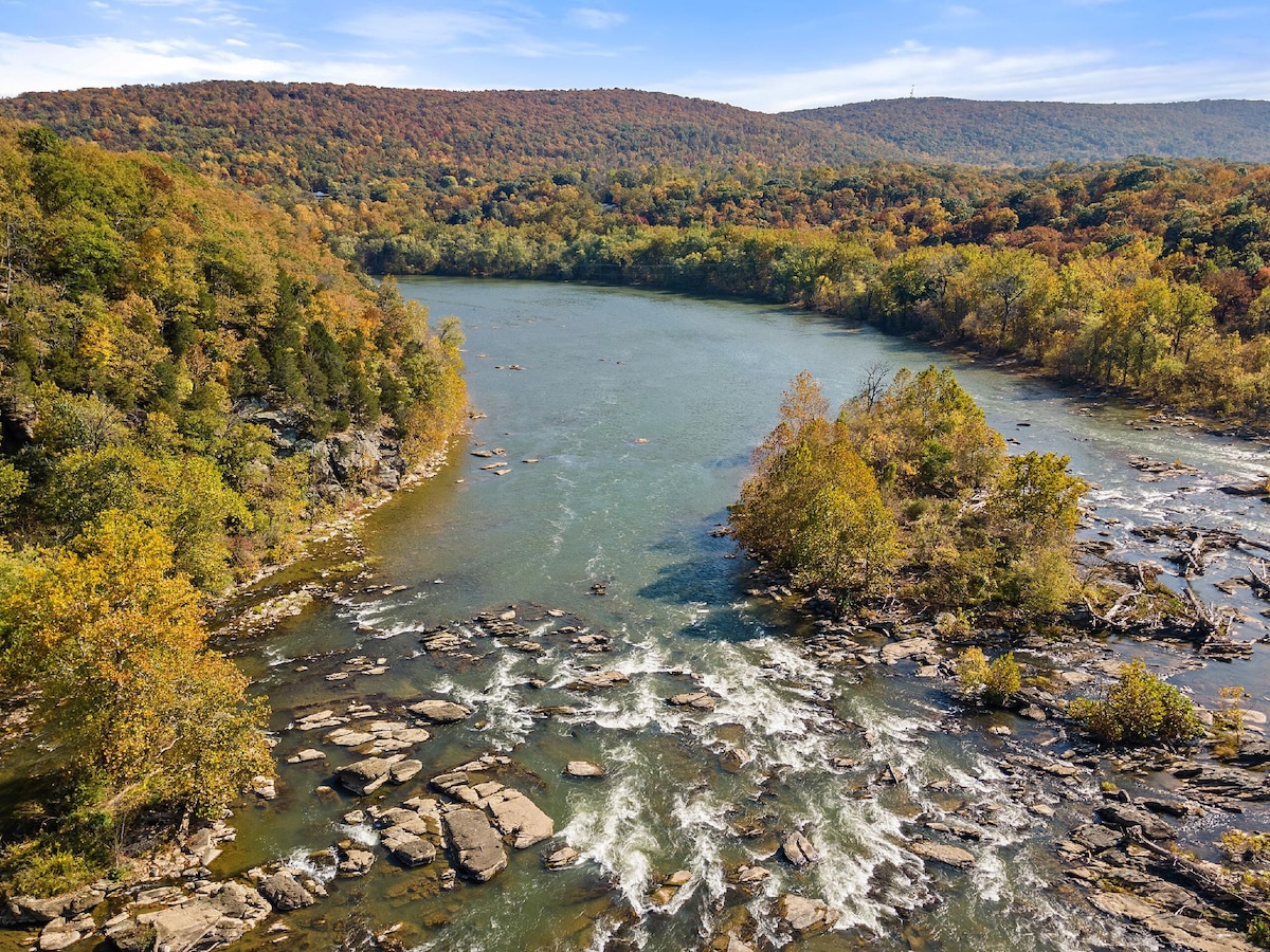 Terra Alta - Incredible River Views and Hot Tub!