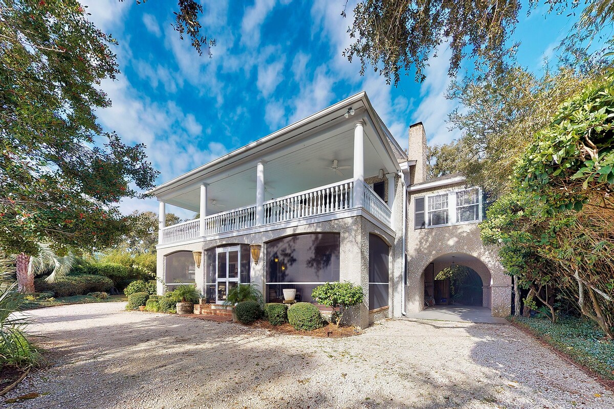 I can see the beach! 1930's Charming Beach Cottage