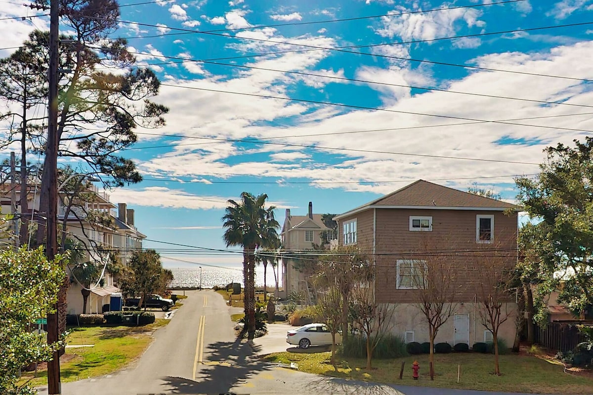 I can see the beach! 1930's Charming Beach Cottage