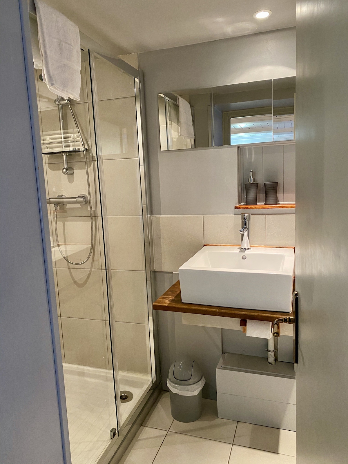 Double or Twin-Standard-Ensuite with Shower-Courty