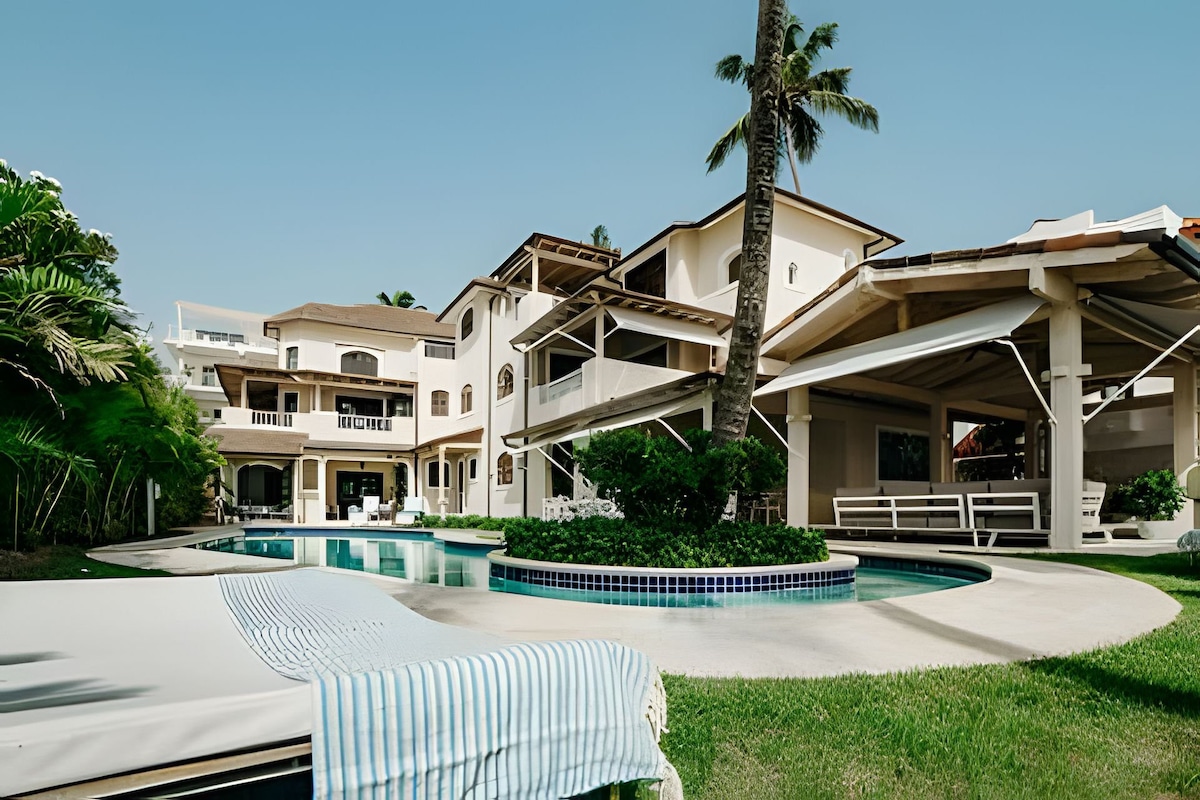 位于洛斯科拉莱斯海滩（ Los Corales Beach ）的豪华别墅。巴瓦尔海