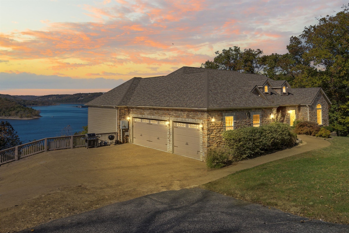 Private pool & hot tub, spectacular lake views