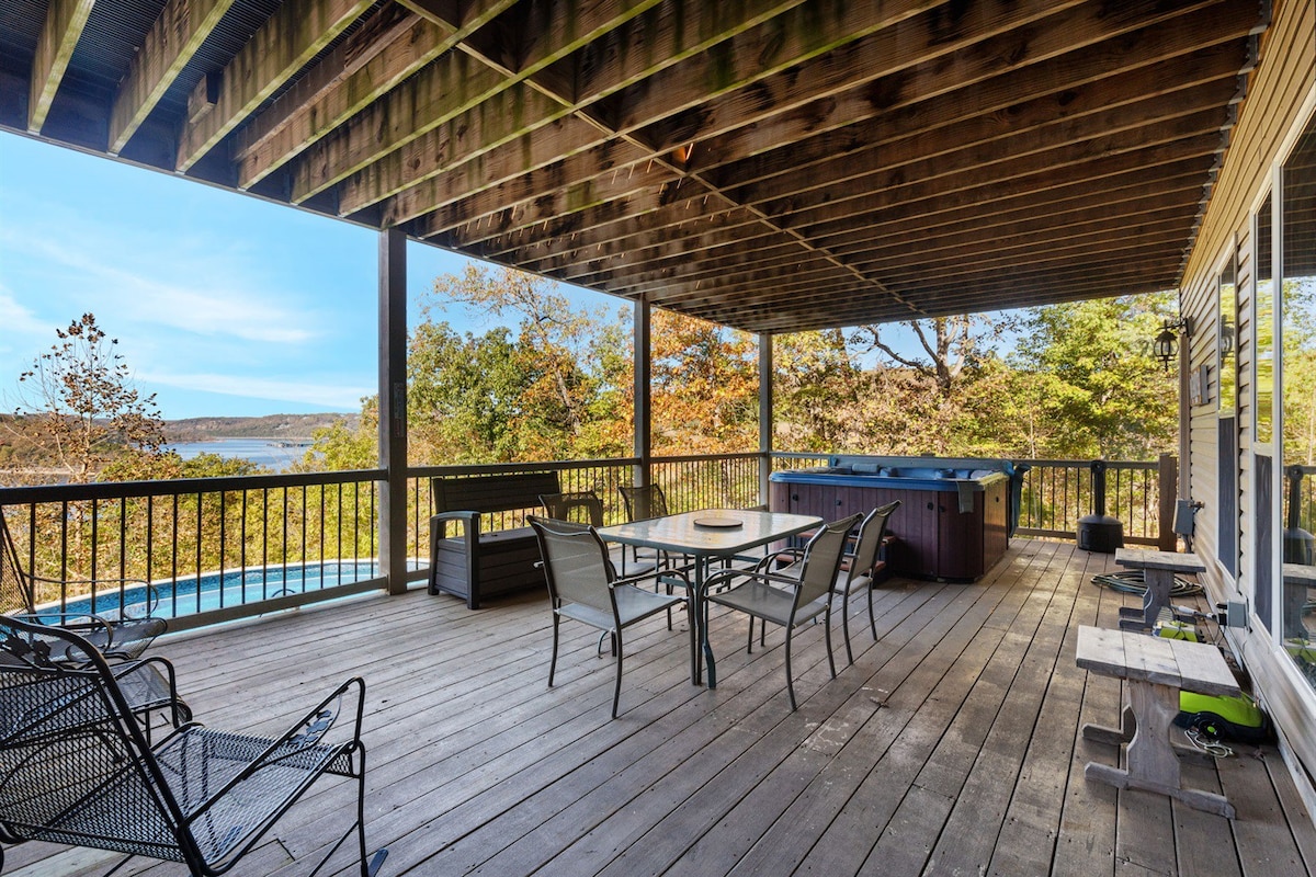 Private pool & hot tub, spectacular lake views