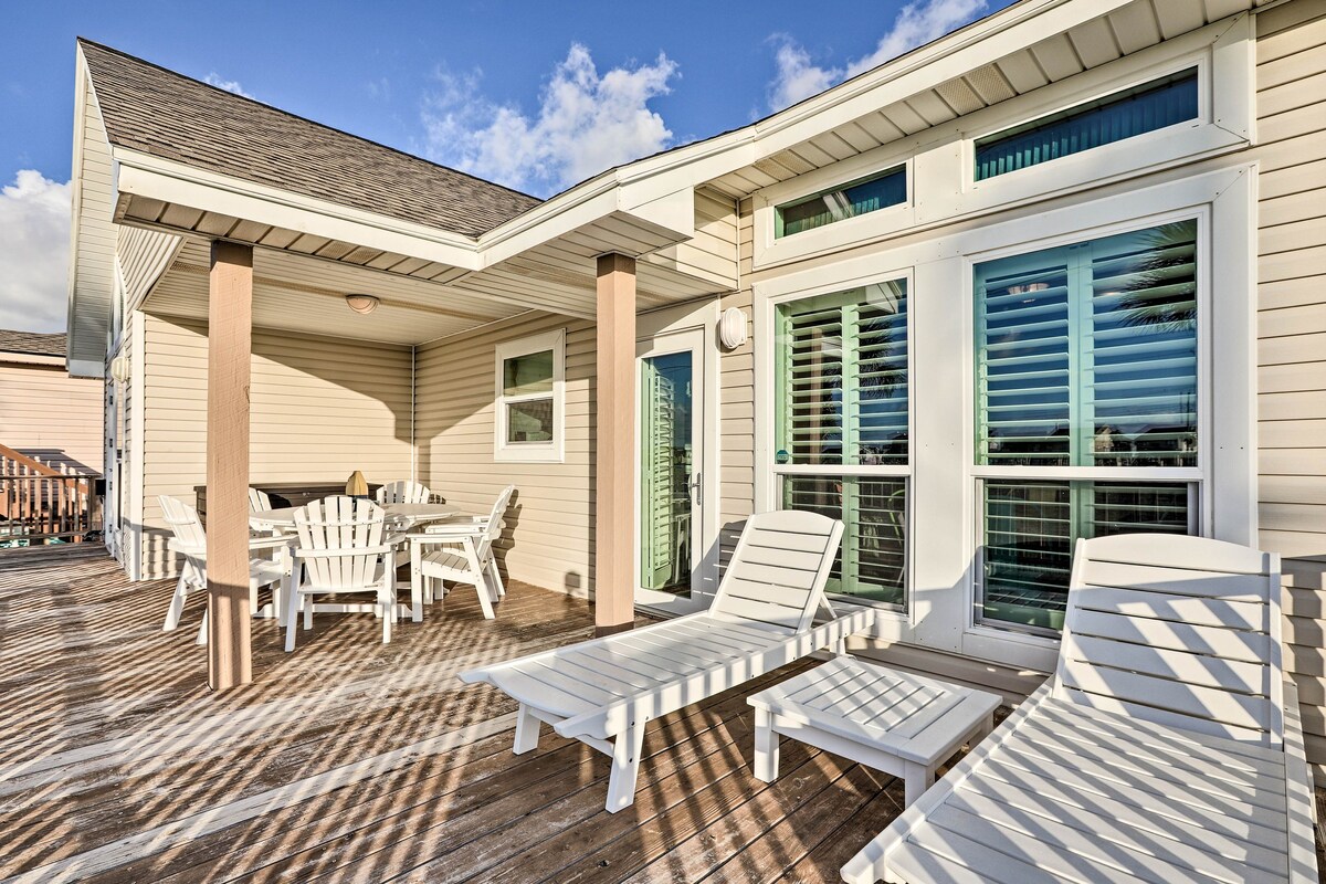 Galveston Beach House w/ Ocean Views + 2 Decks!