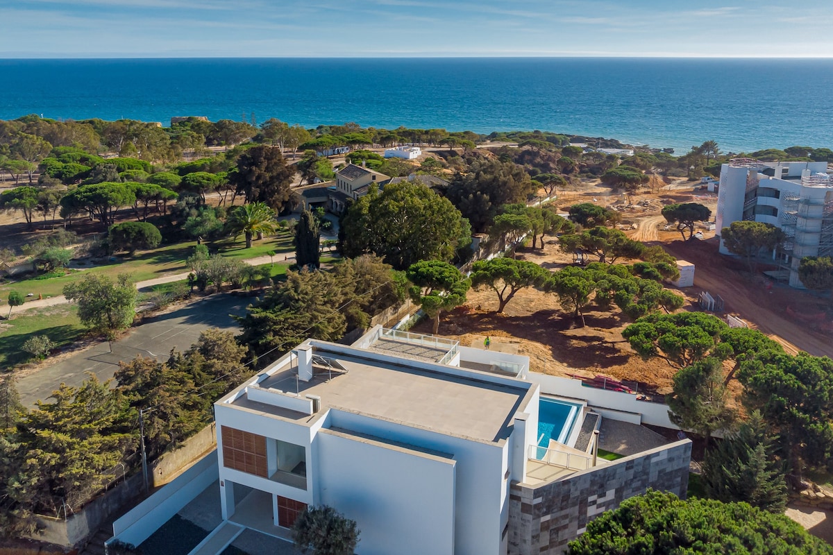 海松别墅（ Villa Ocean Pine ） ，一座明亮的现代化别墅