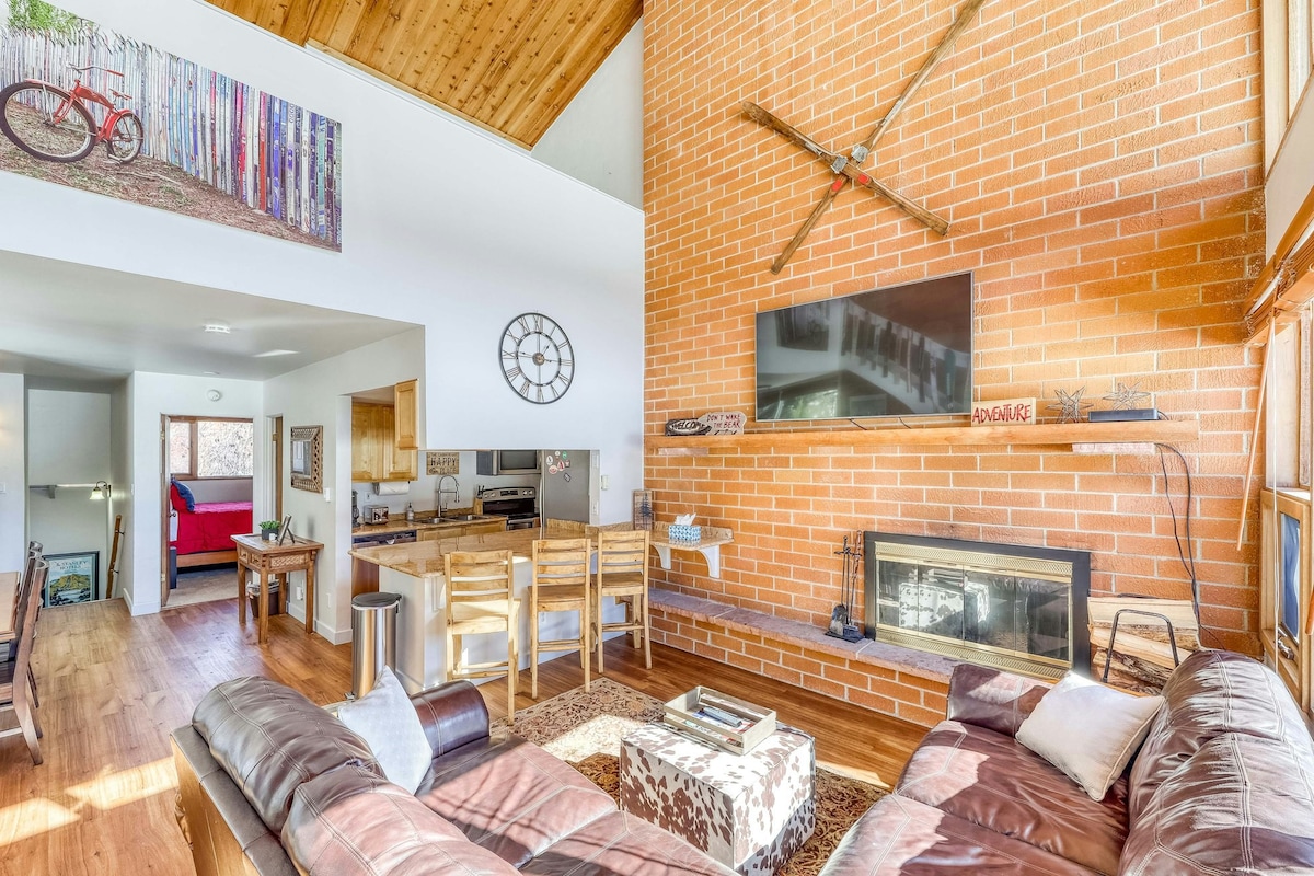 Modern 3BR Mountainview | Fireplace | W/D