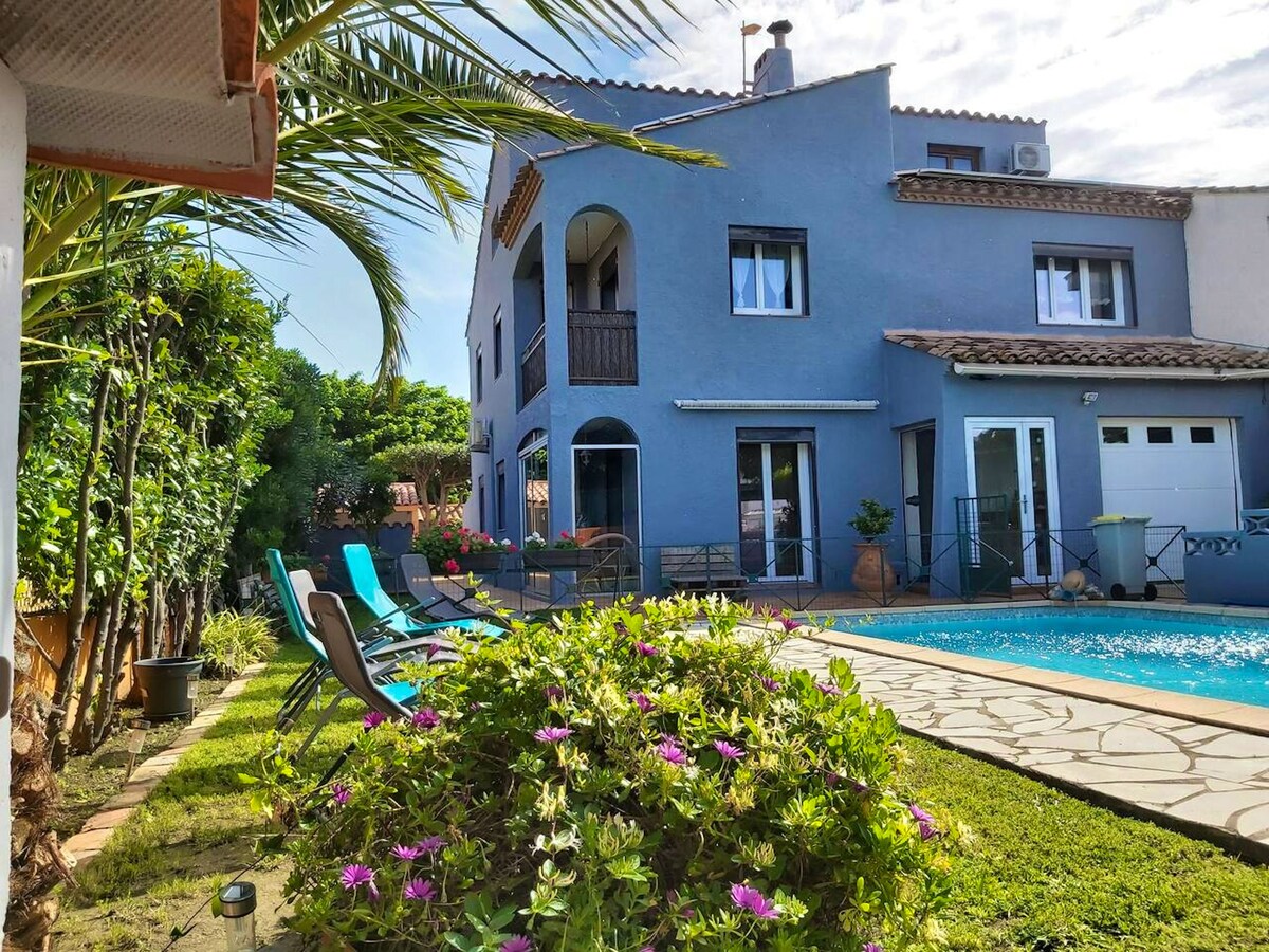 House 4 km away from the beach with swimming-pool