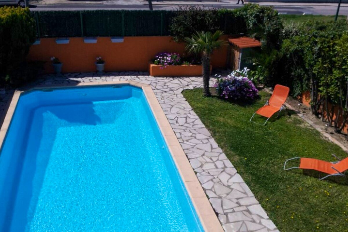 House 4 km away from the beach with swimming-pool