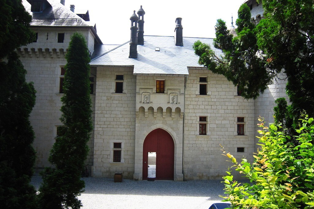 Serrières -en-Chautagn的宏伟城堡，搭乘电梯