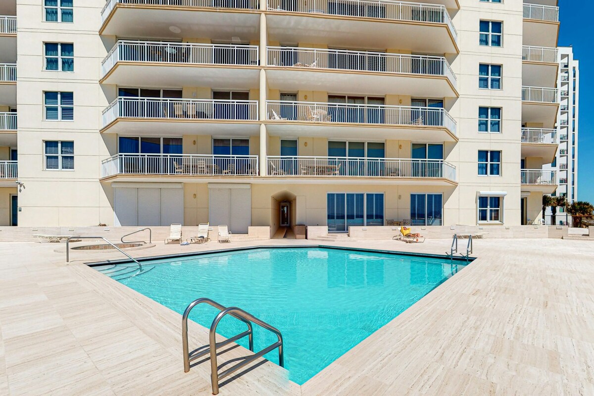 3BR Oceanfront 9th-Floor | Balcony | Pool