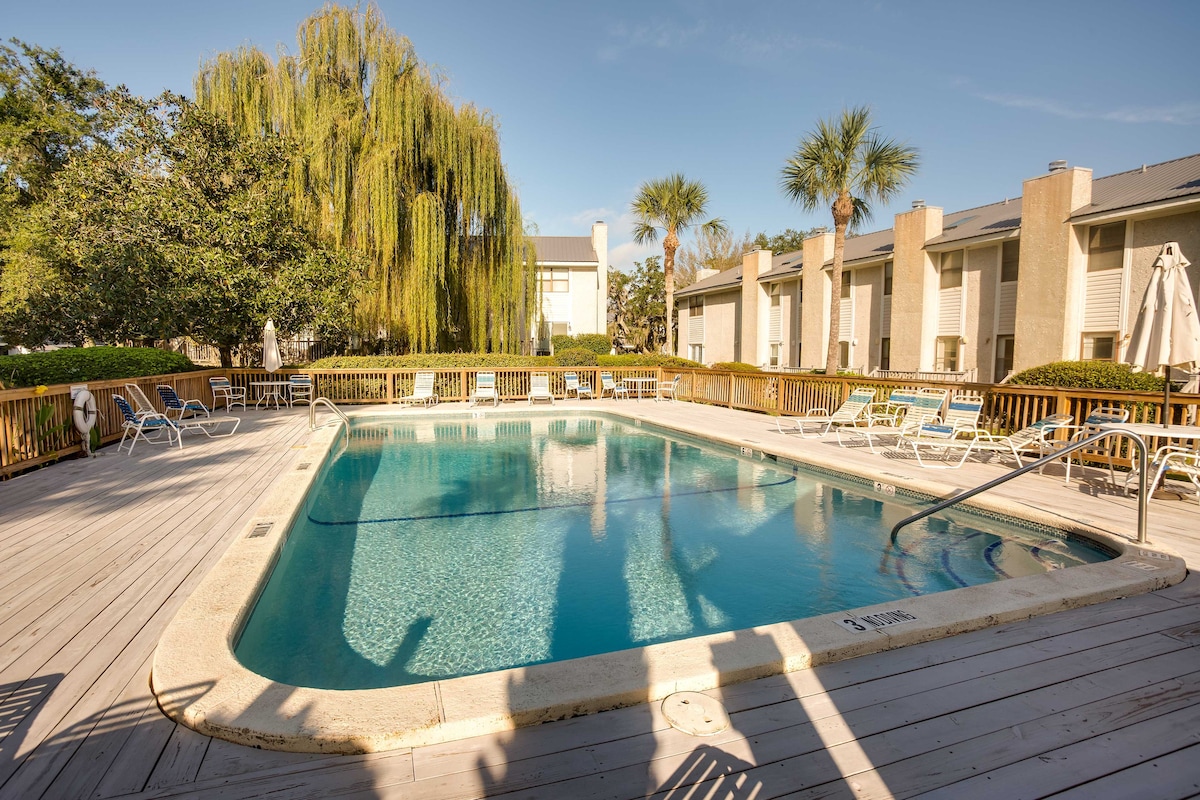 St Simons Island Condo w/ Deck & Outdoor Shower