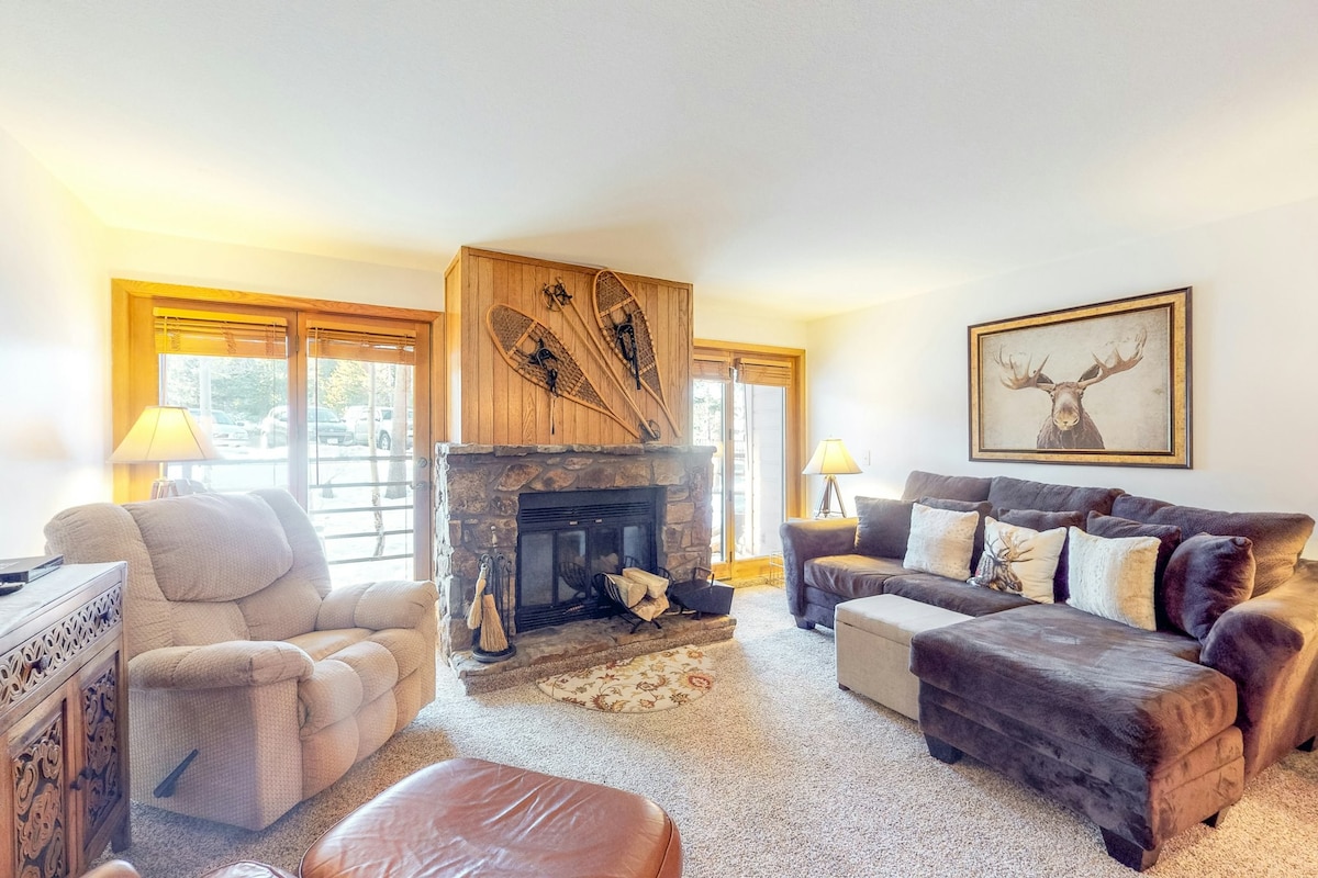 2BR with mountain view & fireplace, near skiing