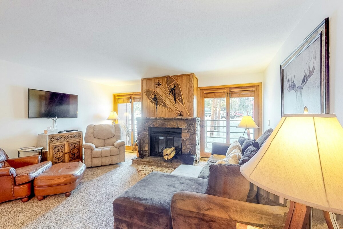 2BR with mountain view & fireplace, near skiing
