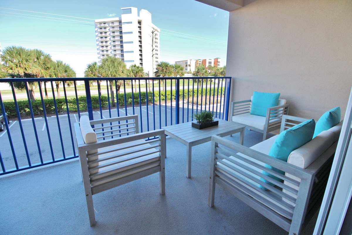 Newly Built Condo with High-End Modern Furnishings