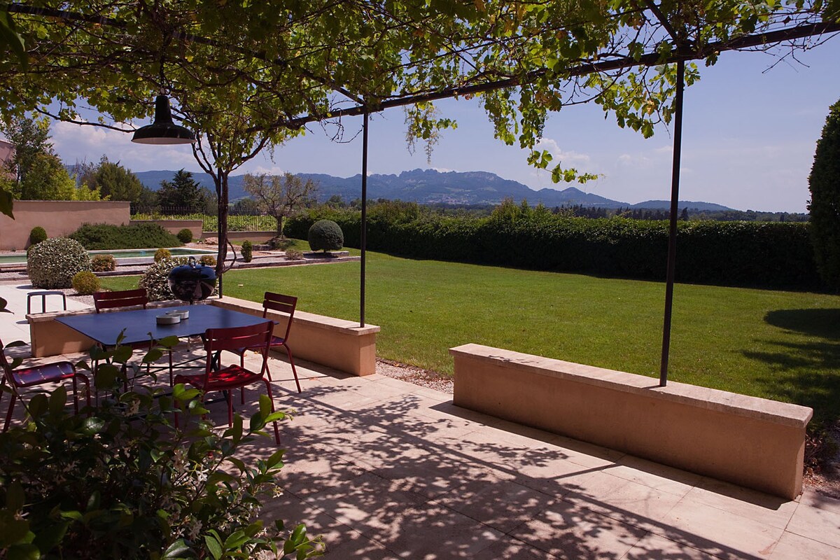 A Violès, Vaucluse, maison de vacances d'exception