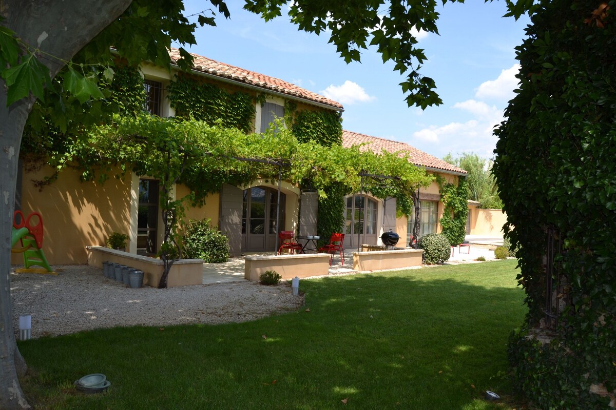 A Violès, Vaucluse, maison de vacances d'exception