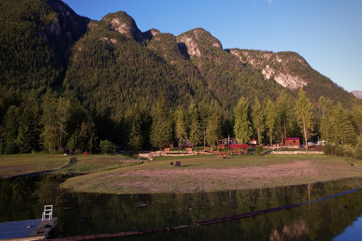 Nakusp附近美丽的箭头湖（ Arrow Lake ）上的宁静住所，