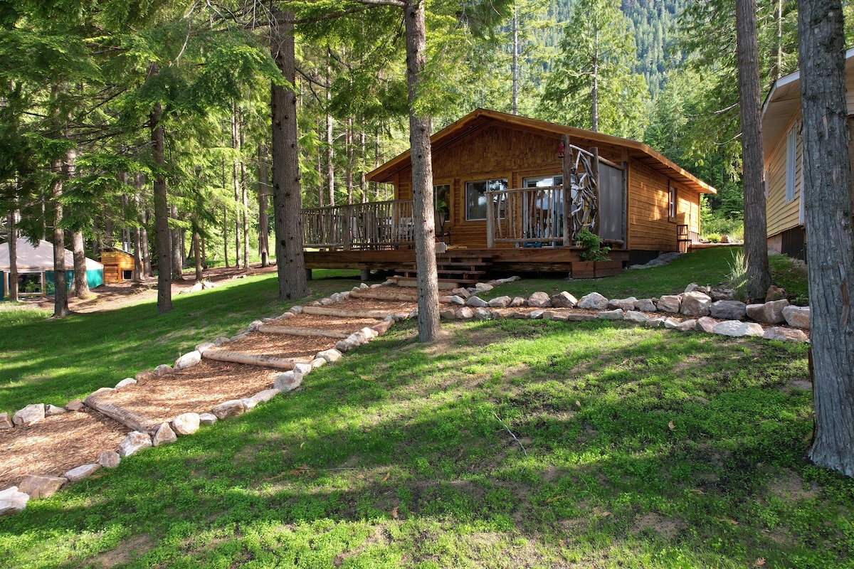 Nakusp附近美丽的箭头湖（ Arrow Lake ）上的宁静住所，