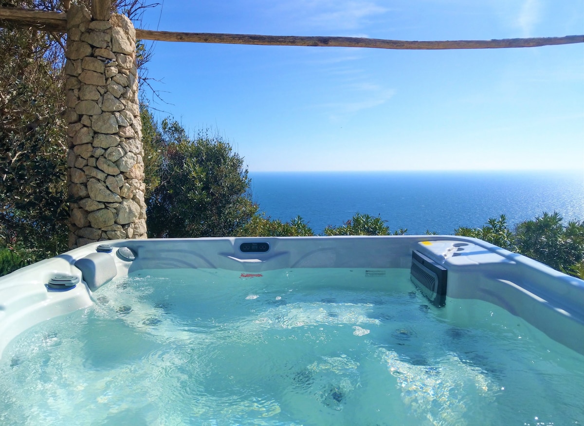 Villa with heated jacuzzi and 180° sea view