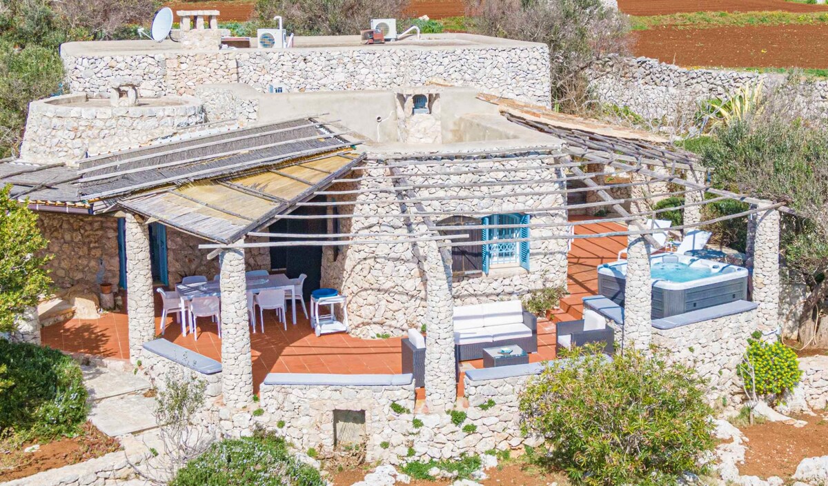 Villa with heated jacuzzi and 180° sea view