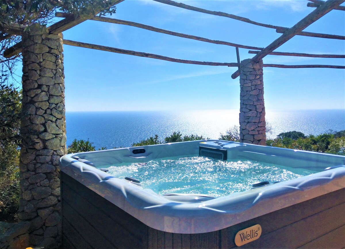 Villa with heated jacuzzi and 180° sea view