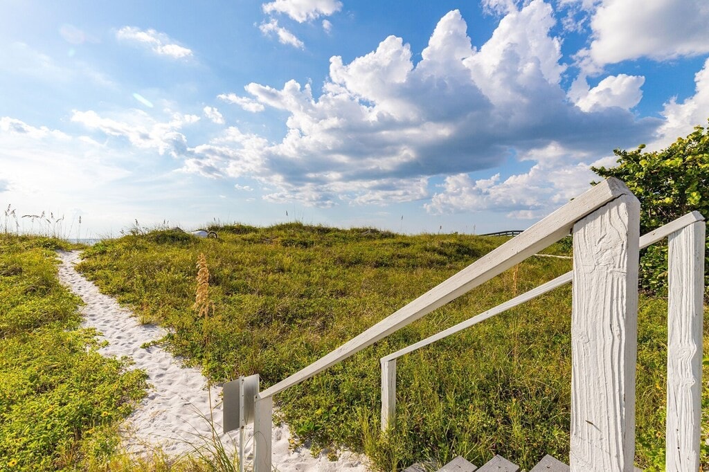 历史悠久的佛罗里达海滩小屋距离沙滩仅几步之遥