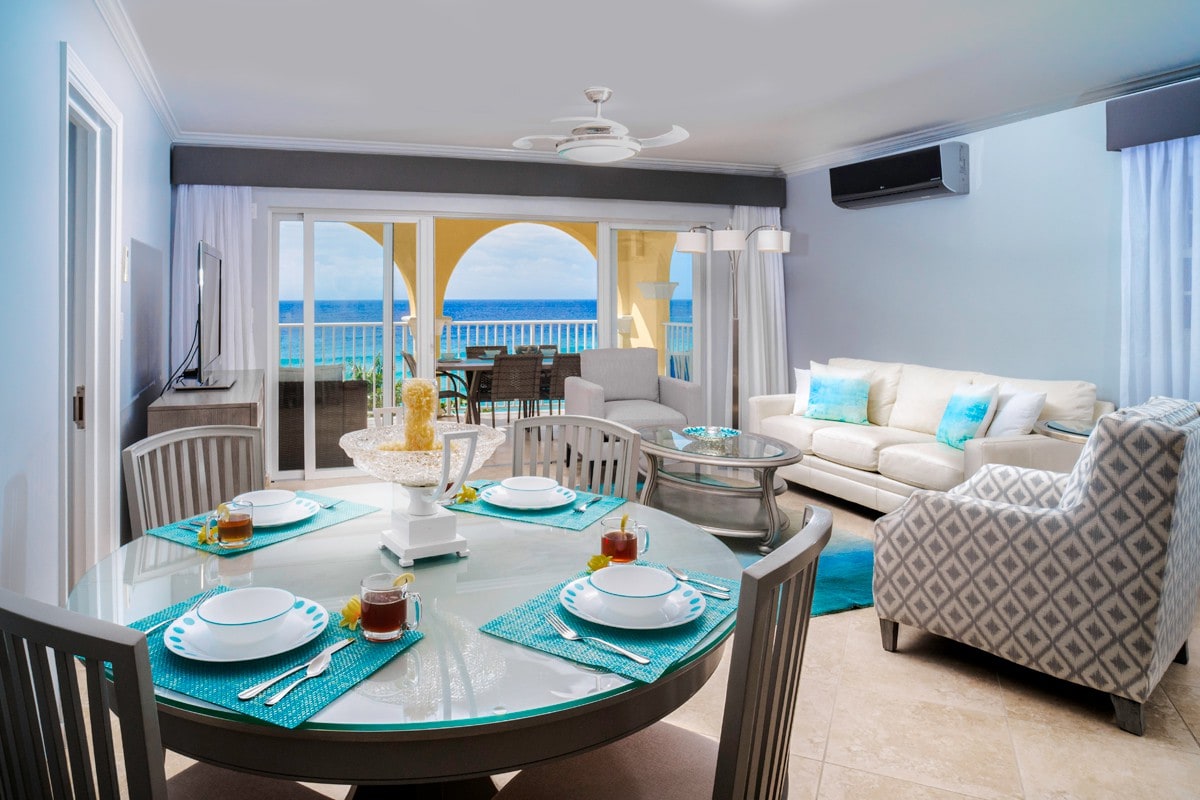 Beachfront 2-bed Apt with two pools- Sapphire 401