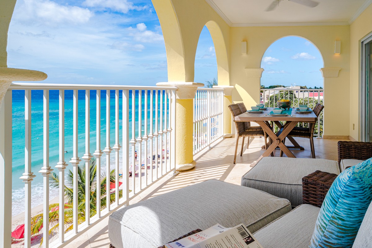 Beachfront 2-bed Apt with two pools- Sapphire 401