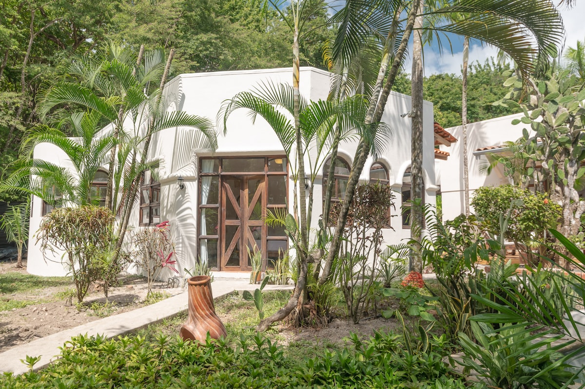 Luxurious Suite, Paradise Beach Lodge, Beachfront