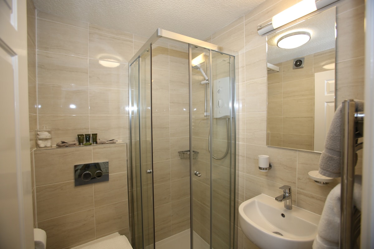 Twin room with ensuite shower