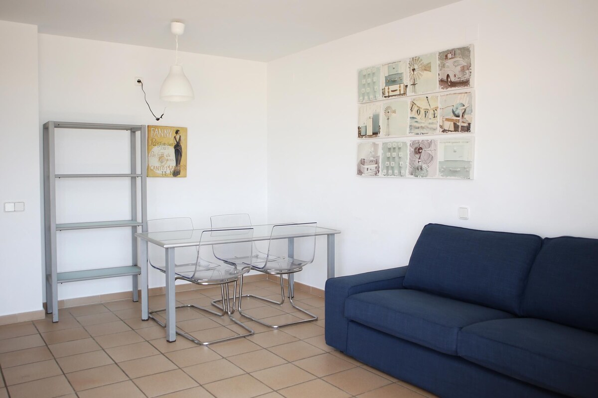 AT038 Les Palmeres: Front line apartment with pool and parking