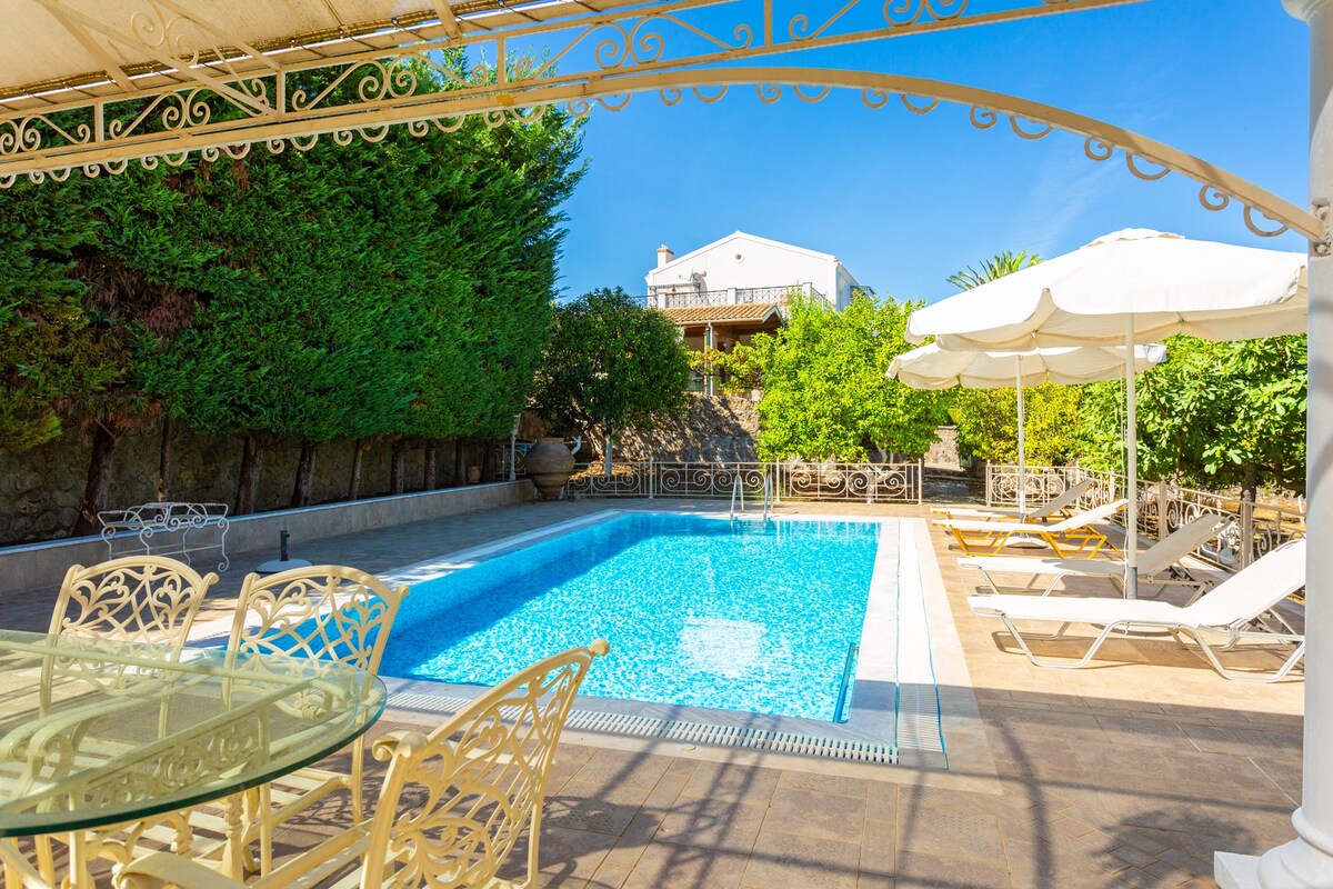 Villa Golden Tiara ：大型私人泳池、空调、无线网络