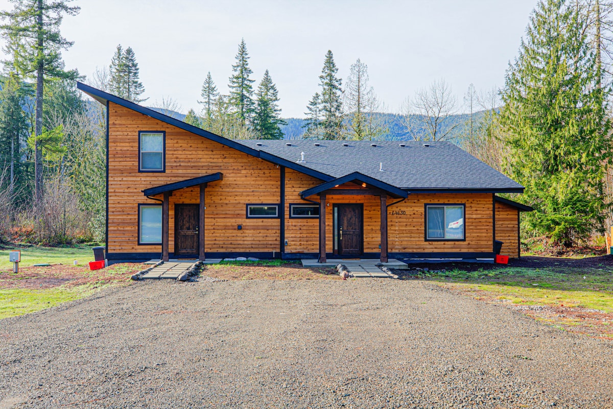 位于胡德山村（ Mt. Hood Village ）新建的现代度假木屋