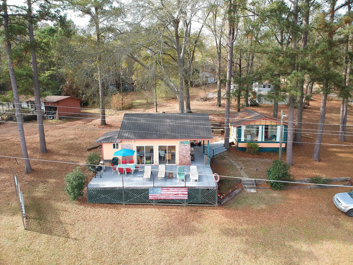 Lakeside Pleasure Island Cabin w/ Deck & Gas Grill