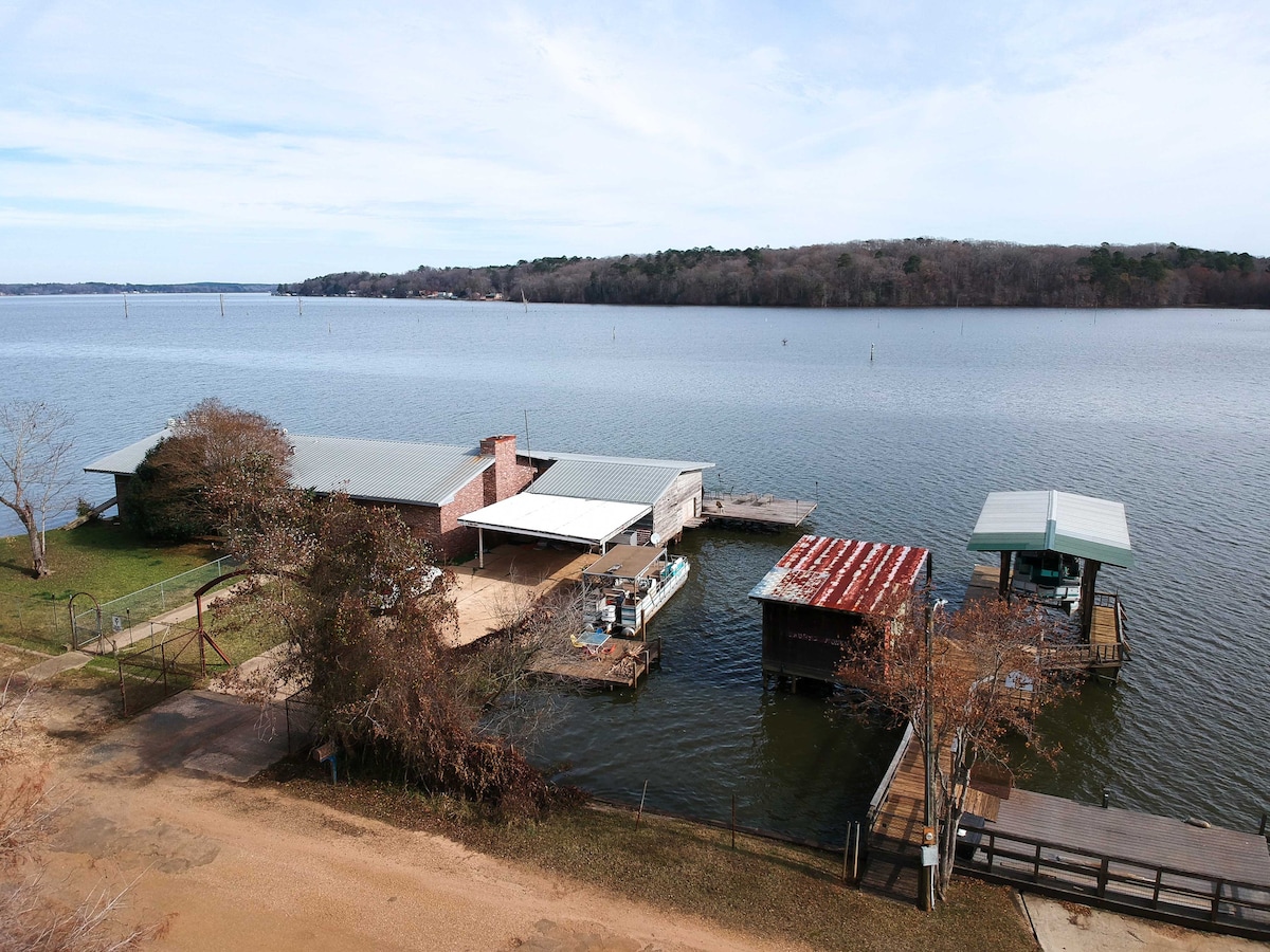 Lakeside Pleasure Island Cabin w/ Deck & Gas Grill