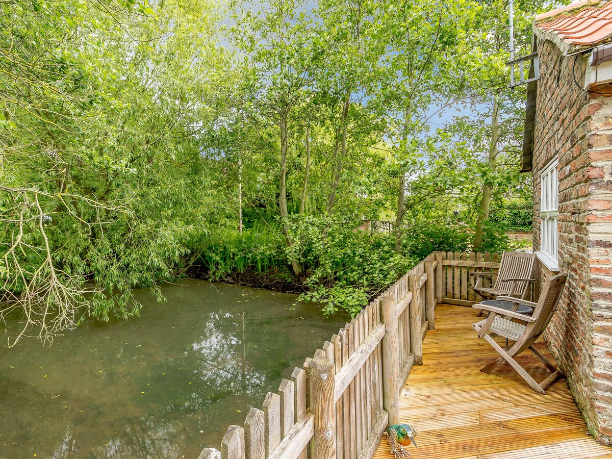 cottage in the pond w43212