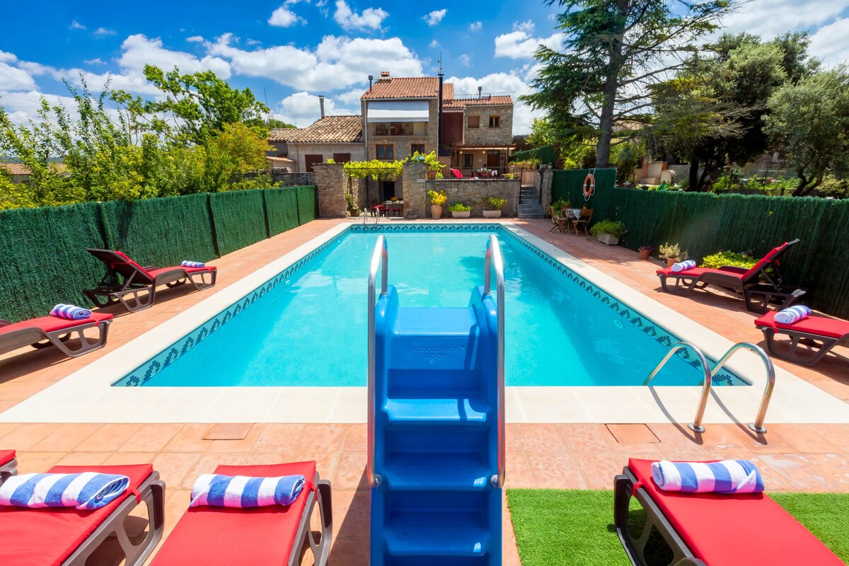 别墅设有私人游泳池，可容纳8/10人。