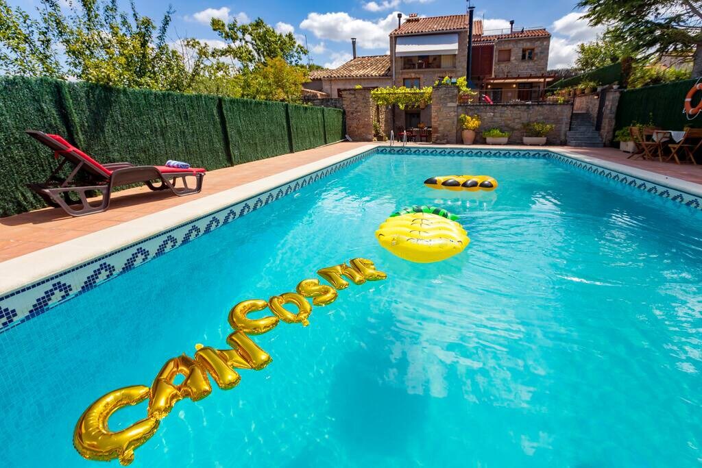 别墅设有私人游泳池，可容纳8/10人。