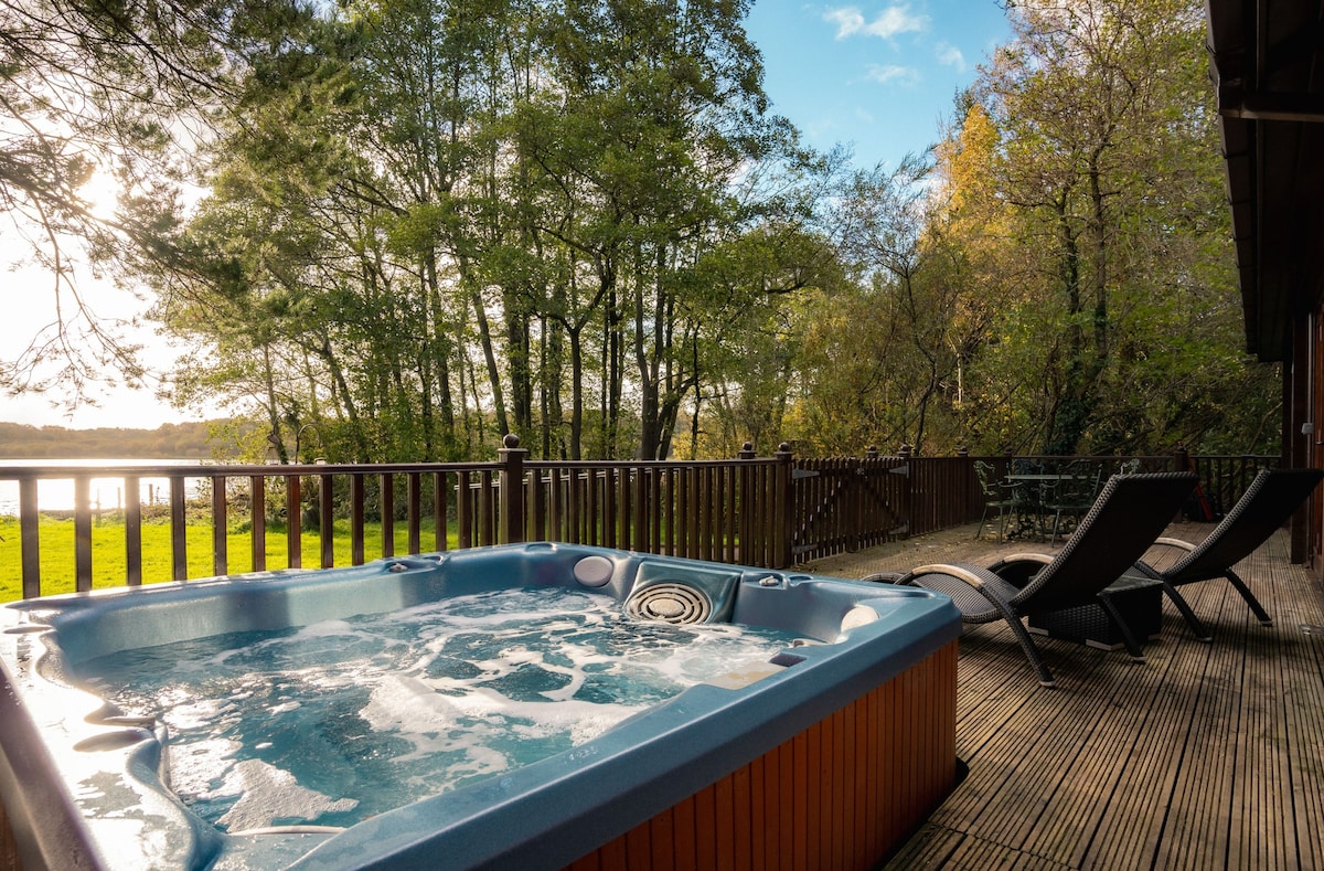 Dunnock 5* lodge(4) nr Lakes with hot tub