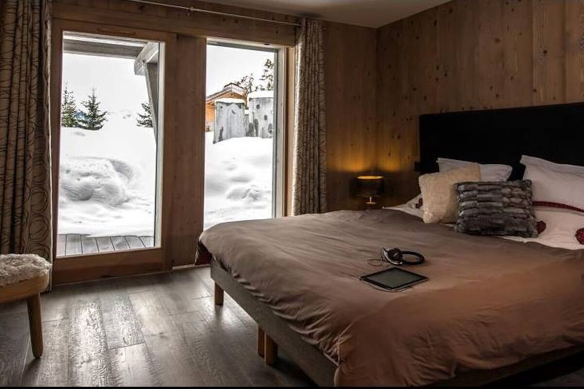 位于阿尔卑斯山心脏地带的空间灰色豪华度假木屋