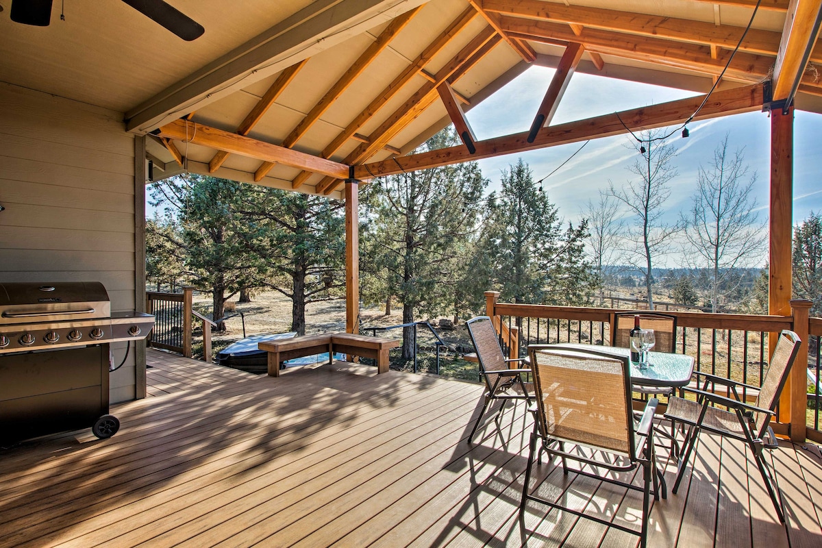 Grand Cabin w/ Hot Tub & Views - 3 Miles to Hiking