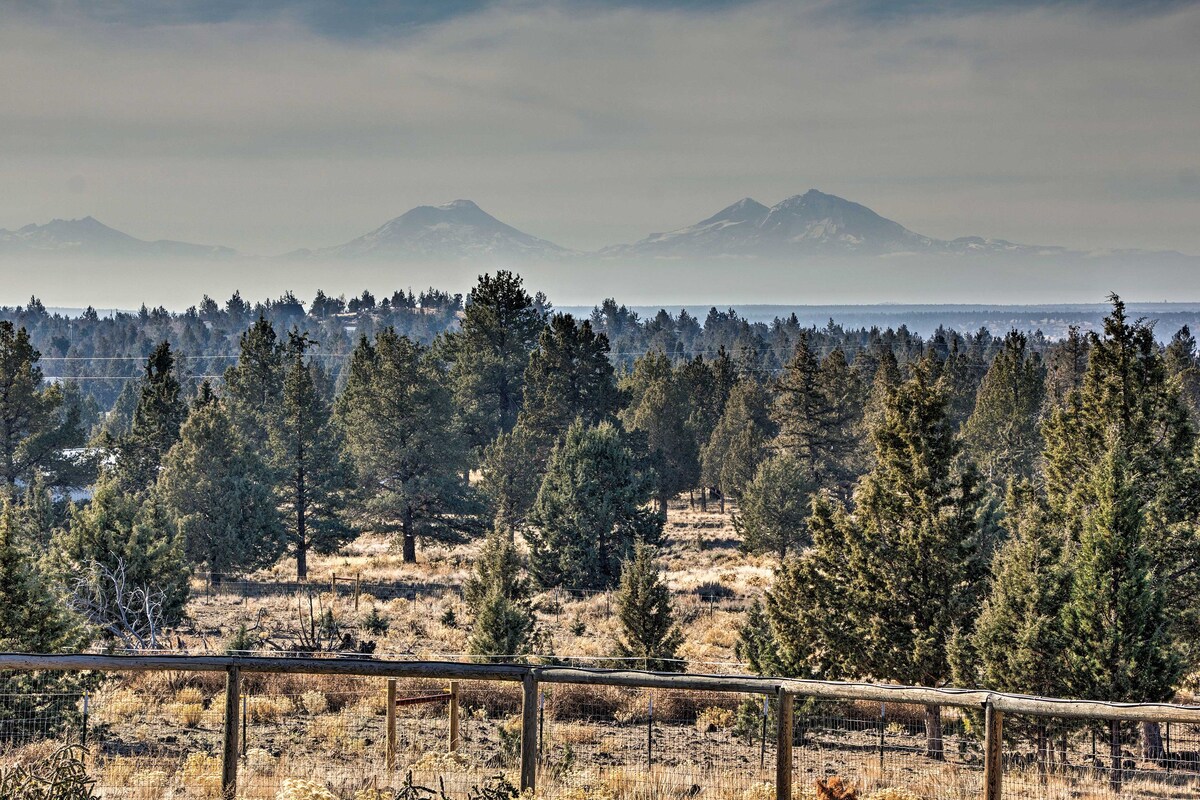 Grand Cabin w/ Hot Tub & Views - 3 Miles to Hiking