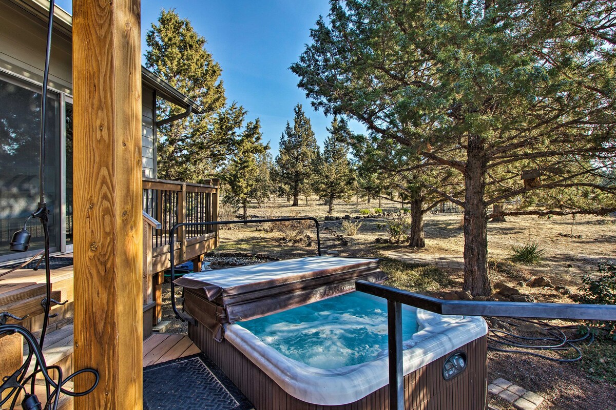 Grand Cabin w/ Hot Tub & Views - 3 Miles to Hiking