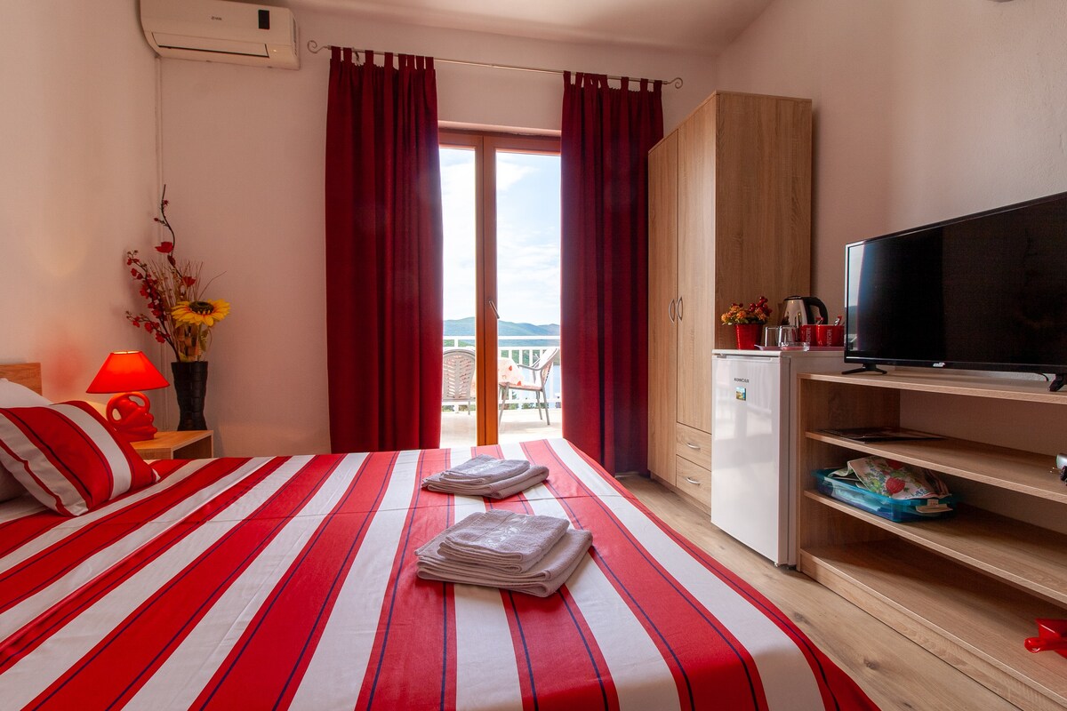 Rooms Bačić - Double Room with Balcony and Sea View A1