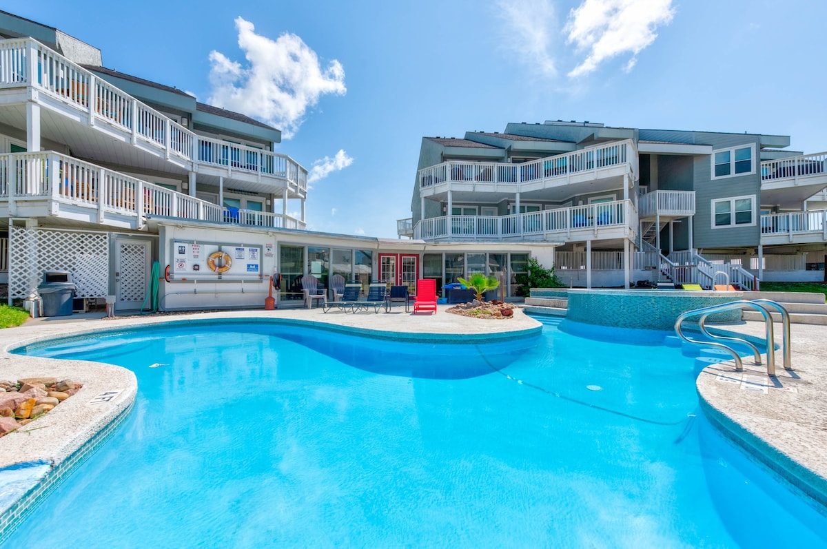 高档公寓，带华丽泳池，可欣赏迷人的海湾景观