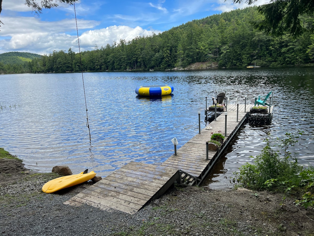 距离阿迪朗达克湖（ Lakefront Adirondack Paradise ） ，占地40英亩私人景点