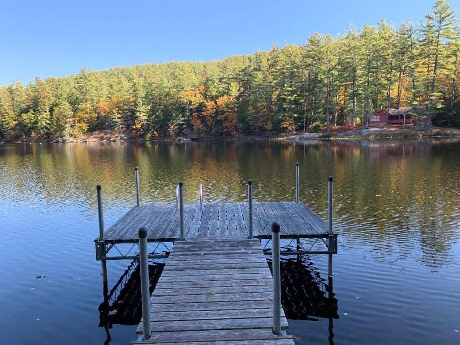 距离阿迪朗达克湖（ Lakefront Adirondack Paradise ） ，占地40英亩私人景点