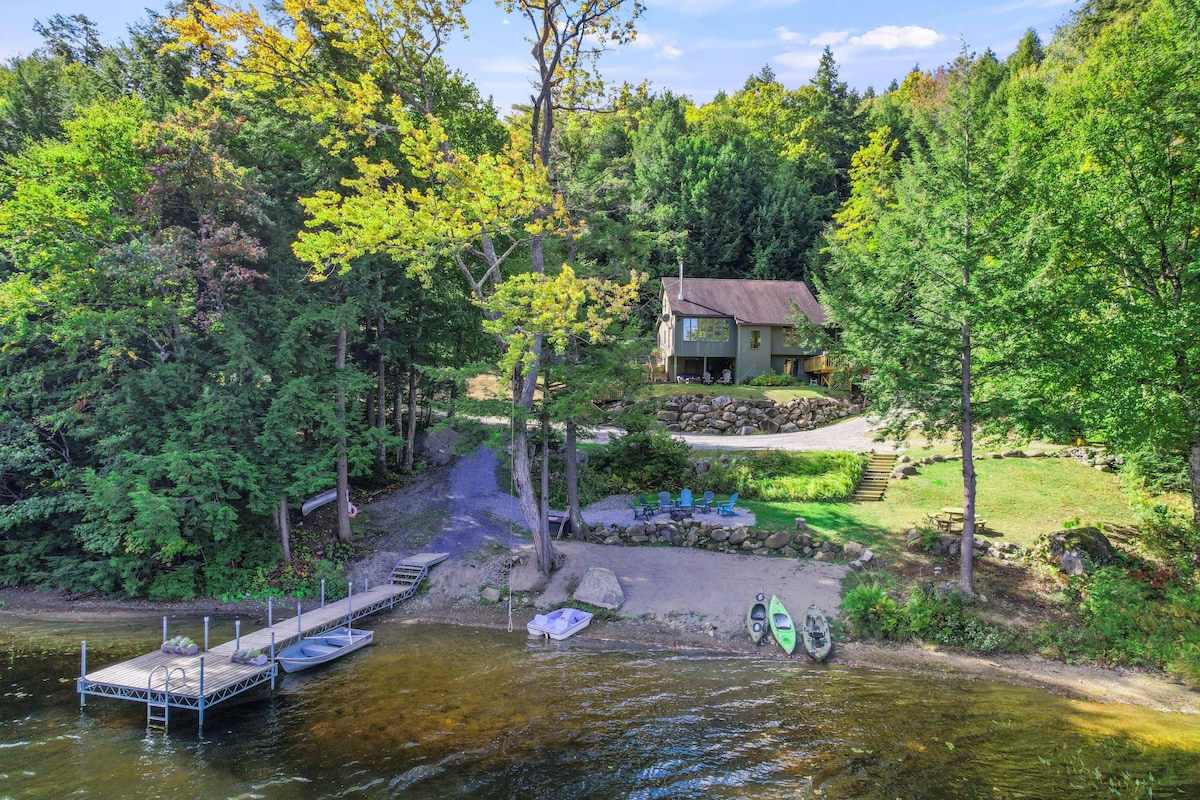 距离阿迪朗达克湖（ Lakefront Adirondack Paradise ） ，占地40英亩私人景点