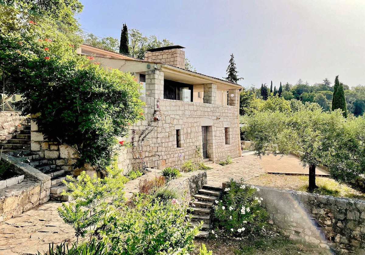 Maison en pierre avec piscine clôturée et superbe